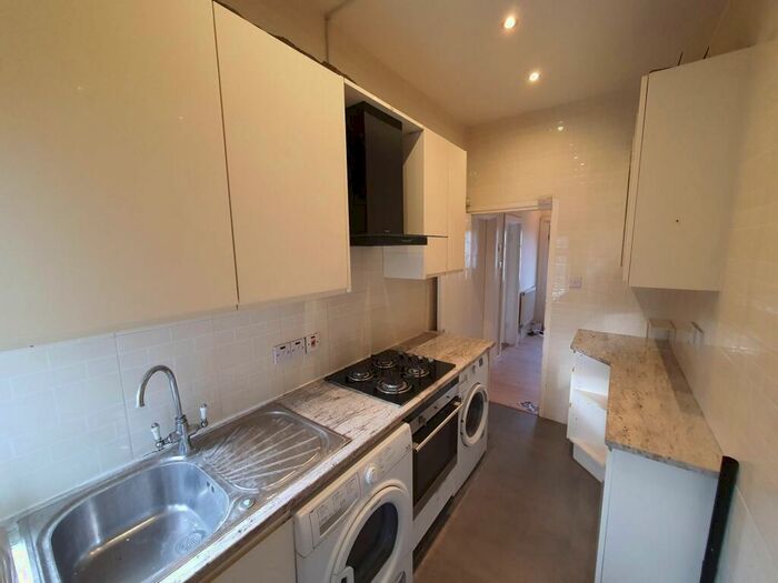 4 Bedroom House To Rent In Squires Lane, Finchley, N3