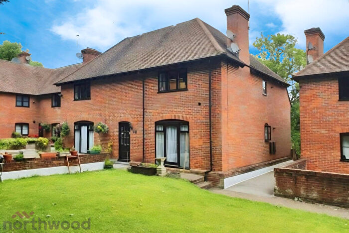 2 Bedroom Flat For Sale In Bassetsbury Lane, High Wycombe, HP11