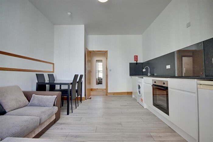 2 Bedroom Flat To Rent In Sandringham Apartments, Osborne Road, Southsea, PO5