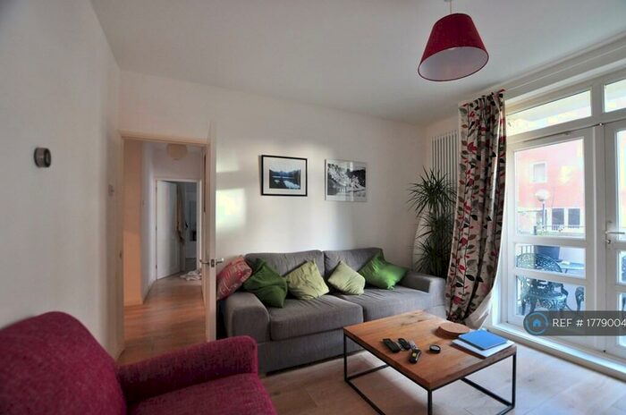 3 Bedroom Flat To Rent In Fieldwick House, London, E9