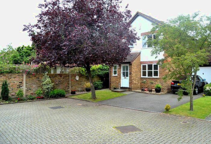 3 Bedroom Detached House To Rent In Rosemead, Chertsey, Surrey, KT16