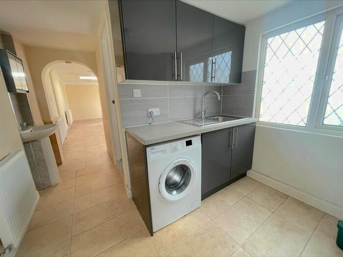 1 Bedroom Flat To Rent In Firs Drive, Hounslow, TW5