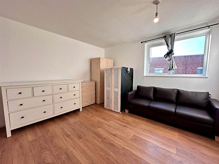 3 Bedroom Property To Rent In Lomond Close, London, N15