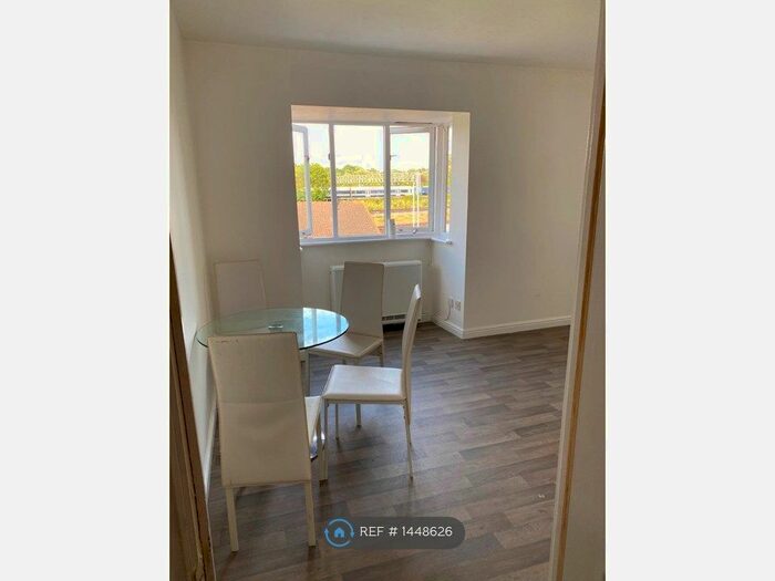 1 Bedroom Flat To Rent In Barrow Court, London, SE6