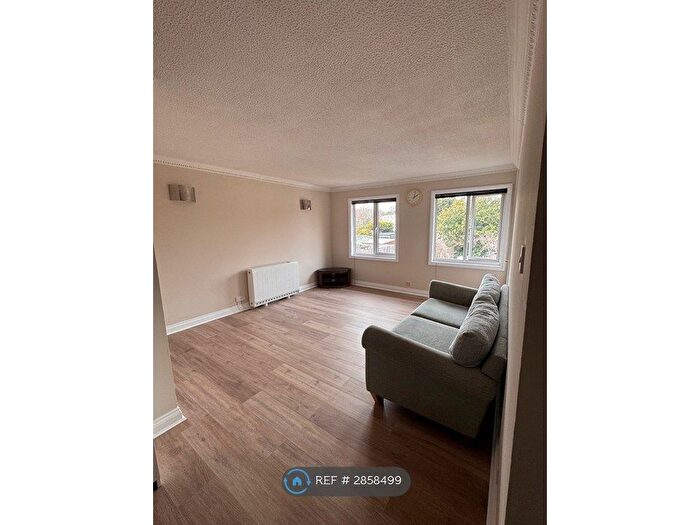1 Bedroom Flat To Rent In Haydon Close, Enfield, EN1