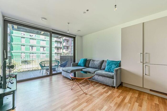 1 Bedroom Flat For Sale In Ace Way, Nine Elms, London, SW11