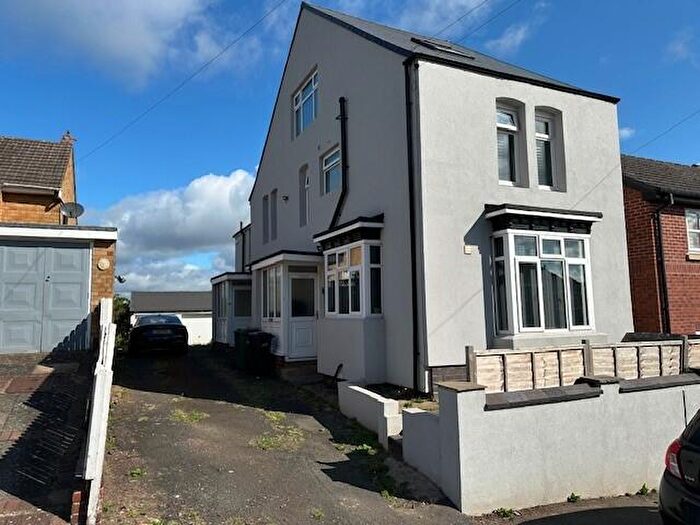 3 Bedroom Flat To Rent In Windsor Road, Halesowen, West Midlands, B63