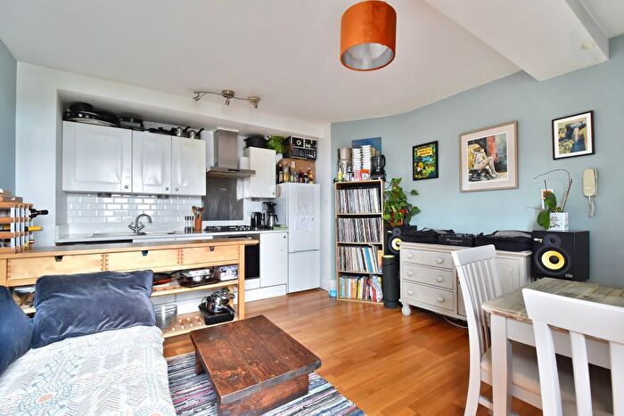 2 Bedroom Flat To Rent In Canonbie Road, London, SE23