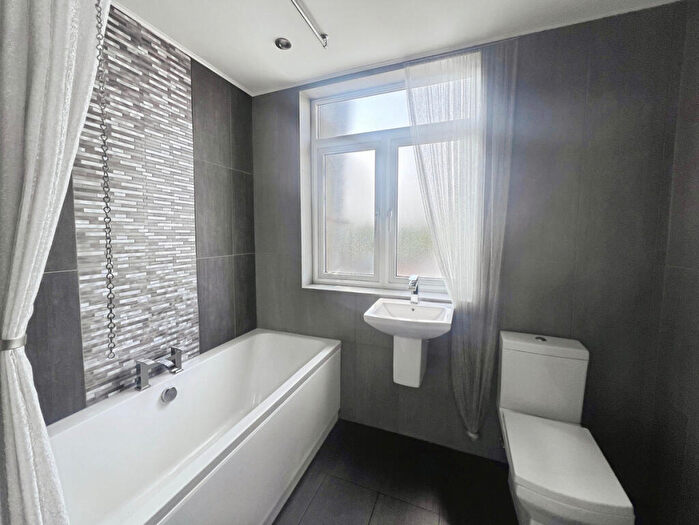 1 Bedroom Flat For Sale In Kingston Road, Epsom, KT19