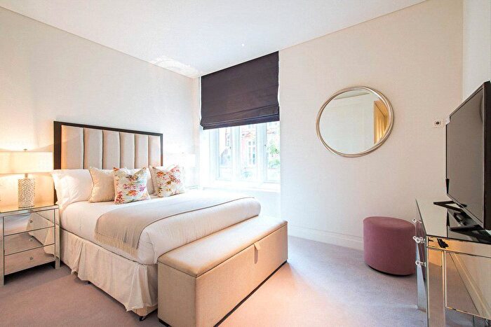 1 Bedroom Flat To Rent In Green Street, Mayfair, London, W1K