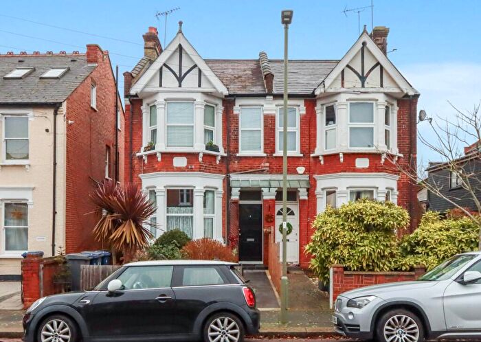 2 Bedroom Flat For Sale In Macdonald Road, London, N11