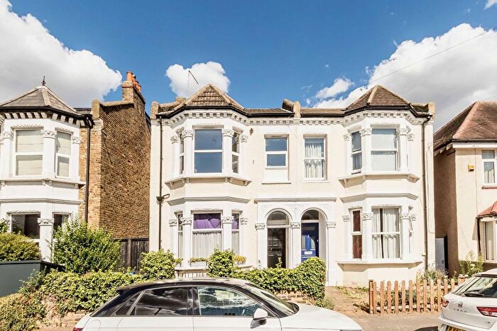 2 Bedroom Flat To Rent In Chestnut Road, Wimbledon, SW20