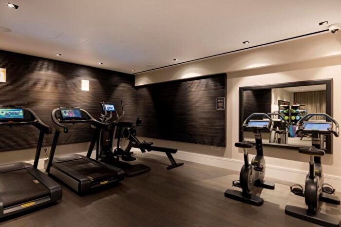 2 Bedroom Town House To Rent In The Garden, Young Street, Kensington, W8