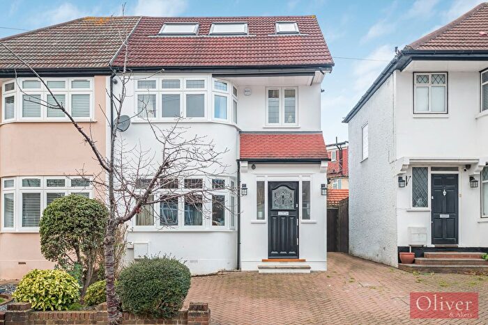 4 Bedroom Terraced House For Sale In Lakeside Crescent, Barnet, EN4