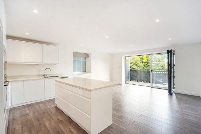 3 Bedroom Flat To Rent In London Street, Chertsey, KT16