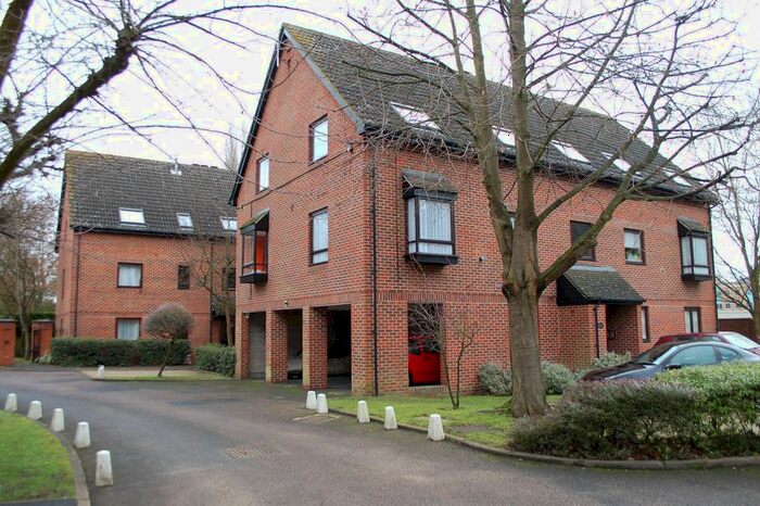 1 Bedroom Flat To Rent In Moormede Crescent, Staines-Upon-Thames, TW18