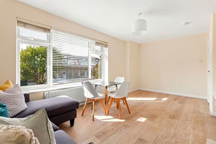 3 Bedroom Flat For Sale In Fairfield Road, Bow, E3