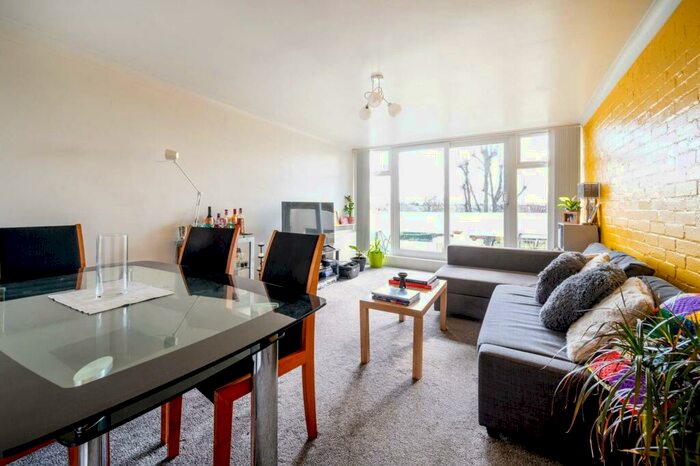 2 Bedroom Flat To Rent In Park Drive, Woking, GU22