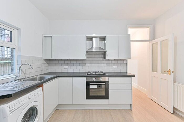 2 Bedroom Flat To Rent In Bavent Road, Camberwell, London, SE5