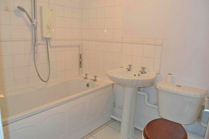 1 Bedroom Flat For Sale In Parkside, Waltham Cross, Hertfordshire, EN8