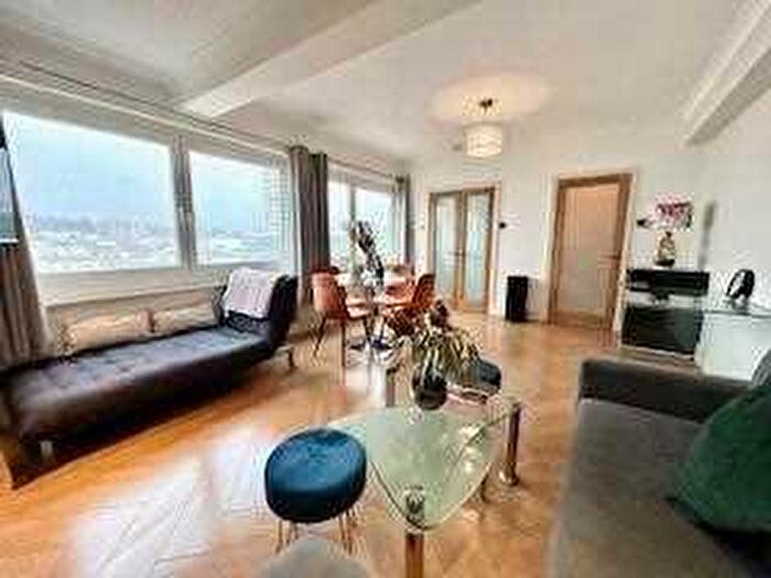 1 Bedroom Apartment To Rent In Metropole Court, Kings Road, Brighton, BN1