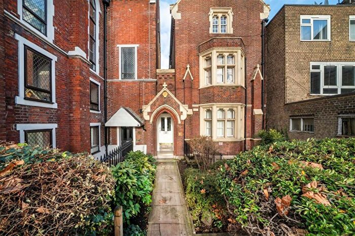 2 Bedroom Flat For Sale In Bethnal Green Road, Bethnal Green, E2