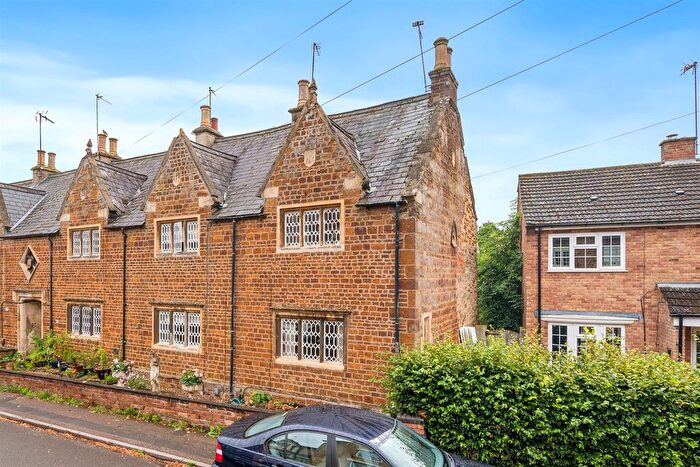 1 Bedroom Cottage For Sale In Church Street, Finedon, NN9