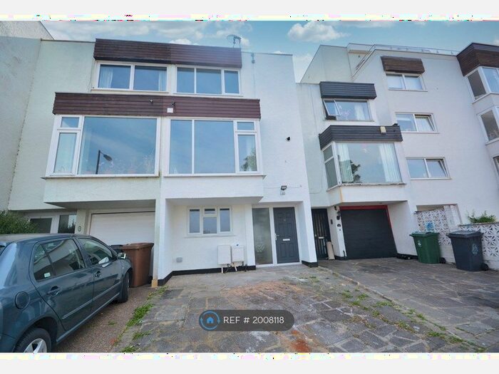 Studio To Rent In Echo Heights, Chingford, E4