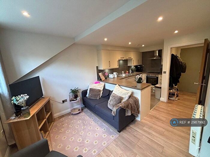 2 Bedroom Flat To Rent In Headingley Lane, Leeds, LS6