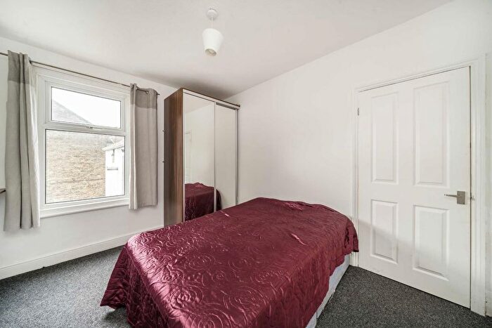 2 Bedroom Flat To Rent In Acton Lane, Acton, W3