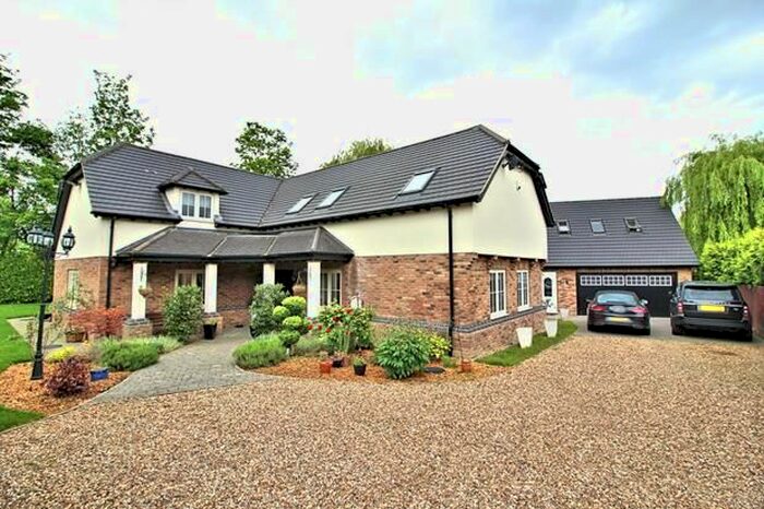 5 Bedroom Detached House To Rent In Bromham Road, Bedford, MK40