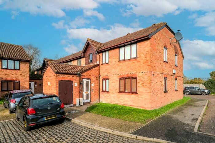 2 Bedroom Ground Flat To Rent In Godwin Close, Sewardstone Road, E4