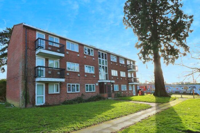 2 Bedroom Flat To Rent In Grampian Way, Langley, SL3