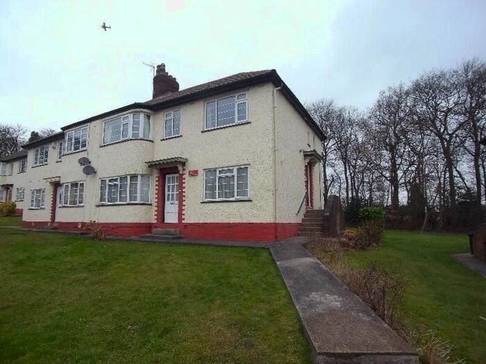 2 Bedroom Flat To Rent In Redesdale Gardens, Leeds, West Yorkshire, LS16