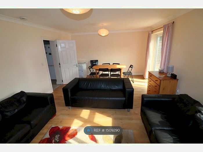 6 Bedroom Semi-Detached House To Rent In Sirdar Road, Southampton, SO17