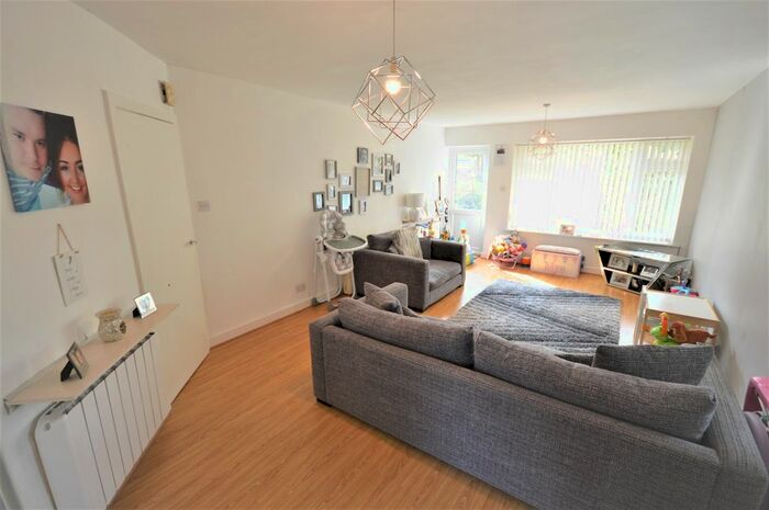 2 Bedroom Flat To Rent In Dixon Court, Cheadle, SK8