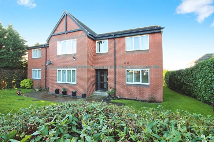 2 Bedroom Flat For Sale In Grangefield Court, Garforth, Leeds, LS25