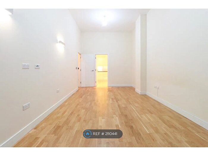 2 Bedroom Flat To Rent In Crownage Court, Sunbury-On-Thames, TW16