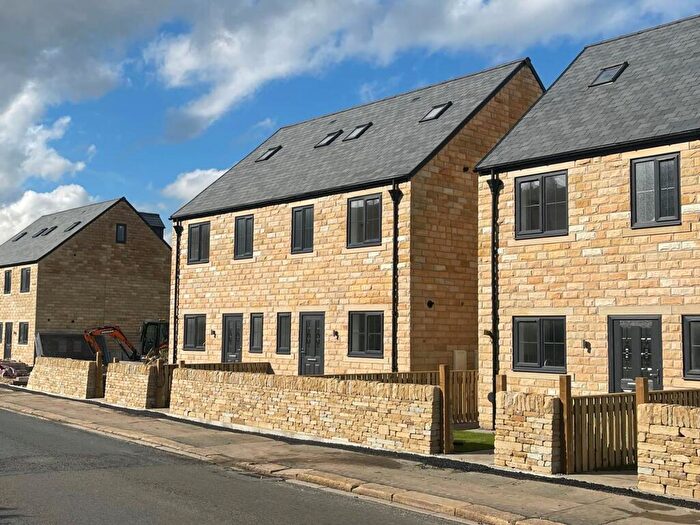 3 Bedroom Semi-Detached House For Sale In Woodland Court, Holmfirth, HD9