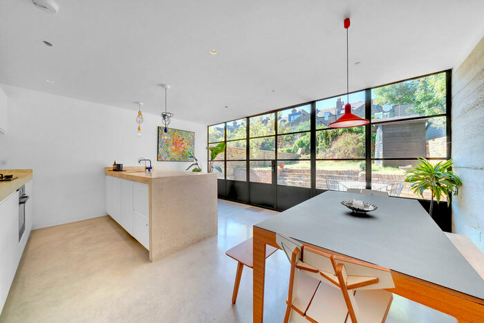 2 Bedroom Apartment To Rent In Springdale Road, N16