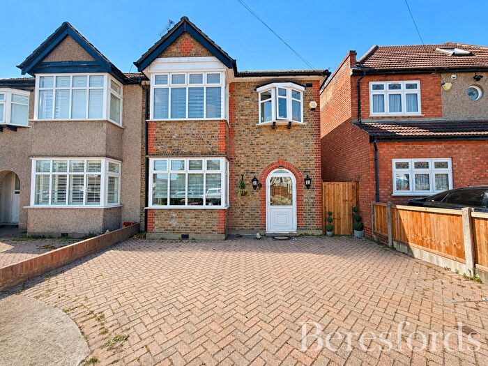 3 Bedroom Semi-Detached House For Sale In Vicarage Road, Hornchurch, RM12