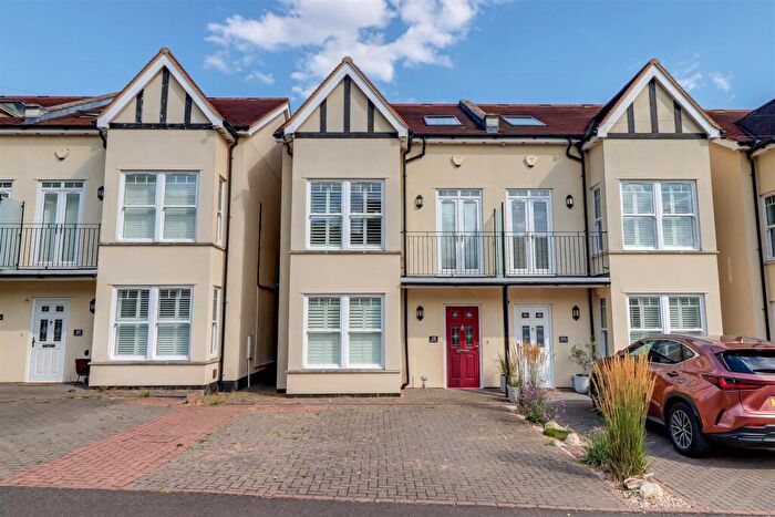 5 Bedroom Semi-Detached House For Sale In * Sea Views * Pembury Road, Westcliff-on-Sea, Essex, SS0
