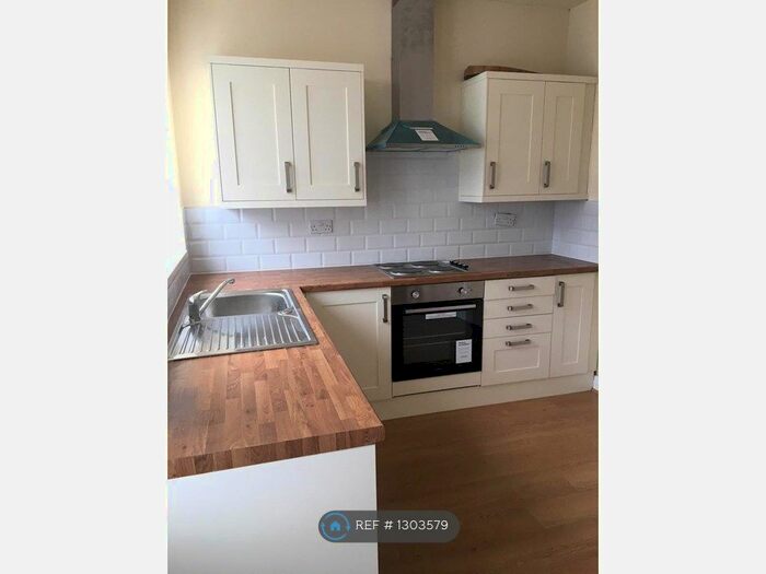 2 Bedroom Semi-Detached House To Rent In Chestnut Street, Chadderton, Oldham OL9