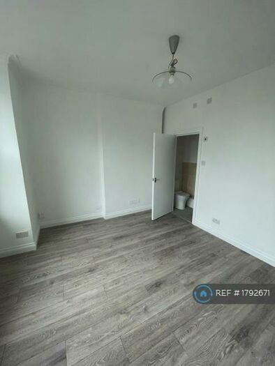Studio To Rent In Bowes Road, London, N13