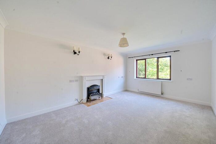 2 Bedroom Retirement Property For Sale In Emmbrook Court, Reading, RG6