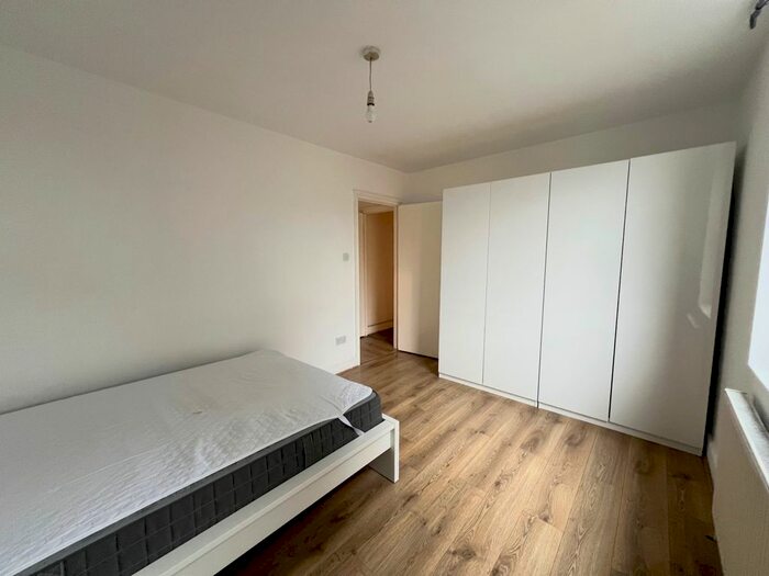 2 Bedroom Flat To Rent In Amersham Road, SE14