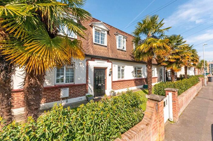 2 Bedroom Flat For Sale In Beresford Road, New Malden, KT3
