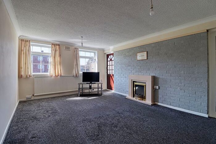 2 Bedroom Flat To Rent In Poplar Gardens, Scunthorpe, DN16