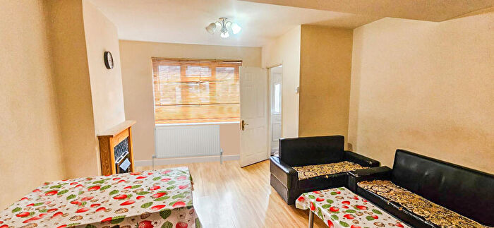 2 Bedroom Terraced House To Rent In Plaistow, London, E13