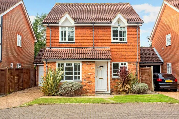 4 Bedroom Detached House To Rent In Village Close, Oatlands Drive, KT13